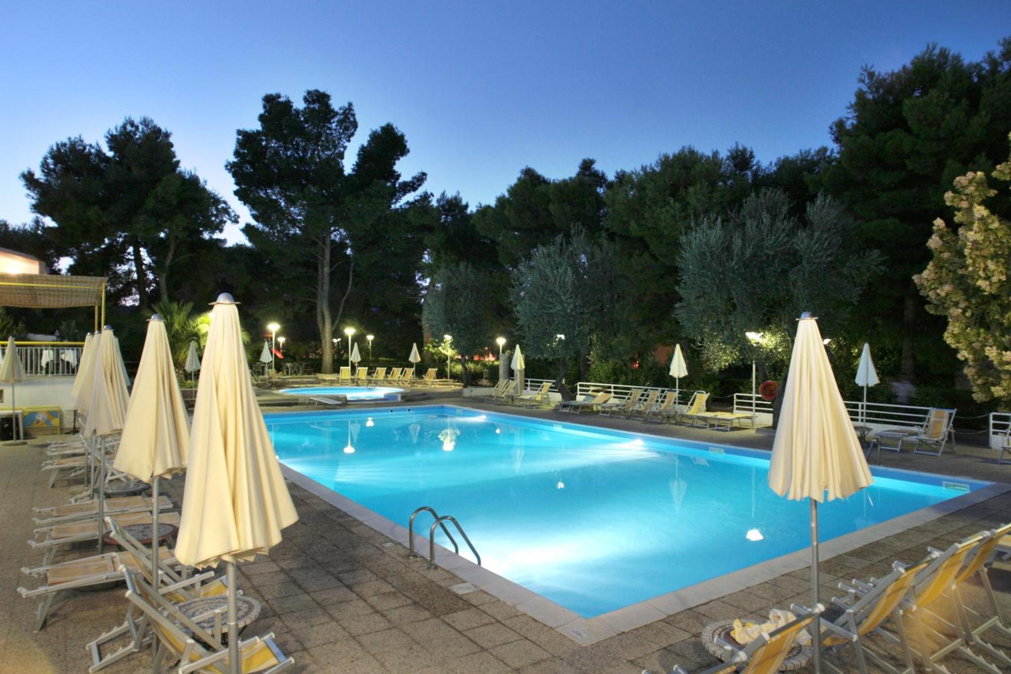 Villaggio Turistico Residence Delfino Vieste Buitenkant foto